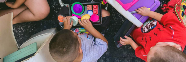 niños jugando con bloques