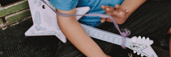 niño jugando con guitarra