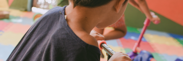 niño andando en monopatin